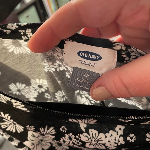 Black and white floral tank - Picture 3 of 3